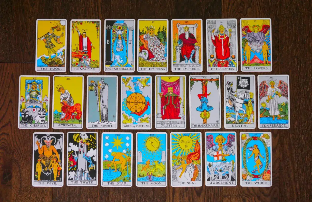Czy tarot jest bezpieczny? Jak używać kart świadomie i bez obaw.