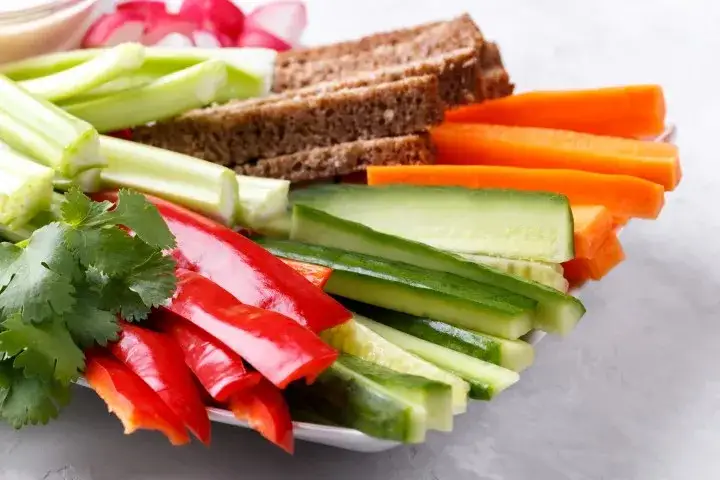 Najlepsze warzywa na przekąskę – zdrowe i łatwe do przygotowania