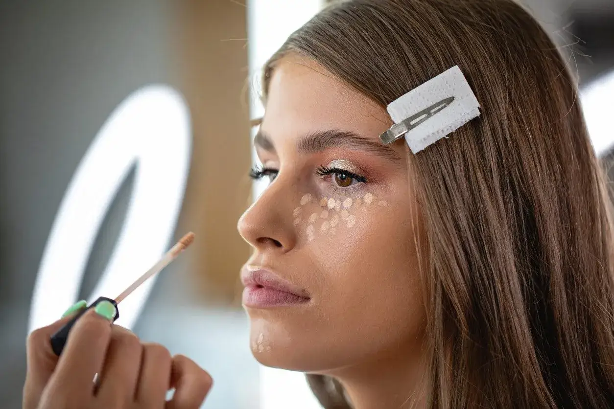 Korektor na niedoskonałości: Ranking i triki dla gładkiej cery bez maski