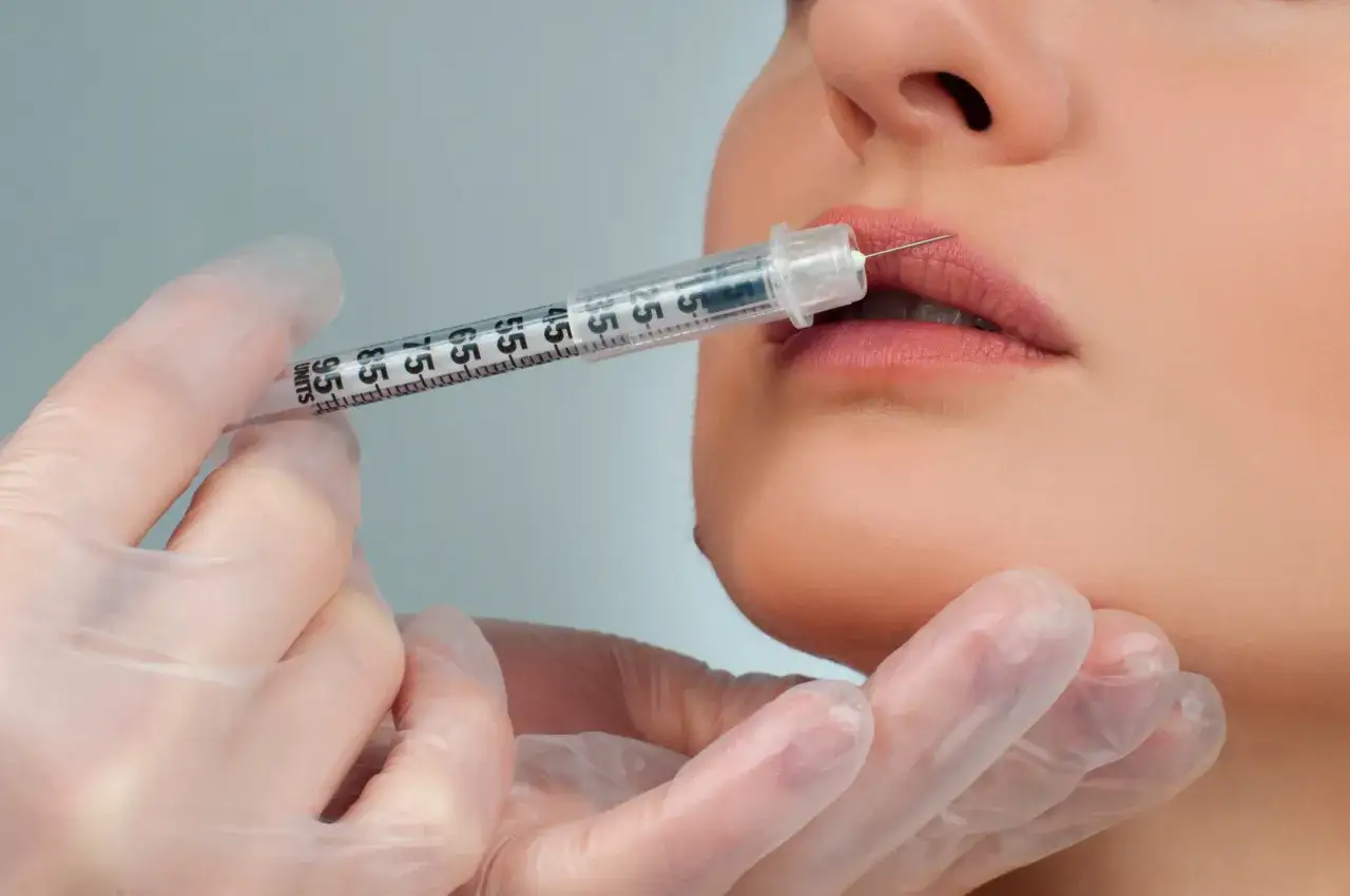 Jak długo kwas hialuronowy w ustach? Sekrety trwałości