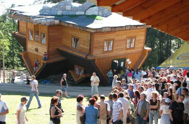 Architektoniczny cud na Kaszubach: Krzywy Domek w Szymbarku!