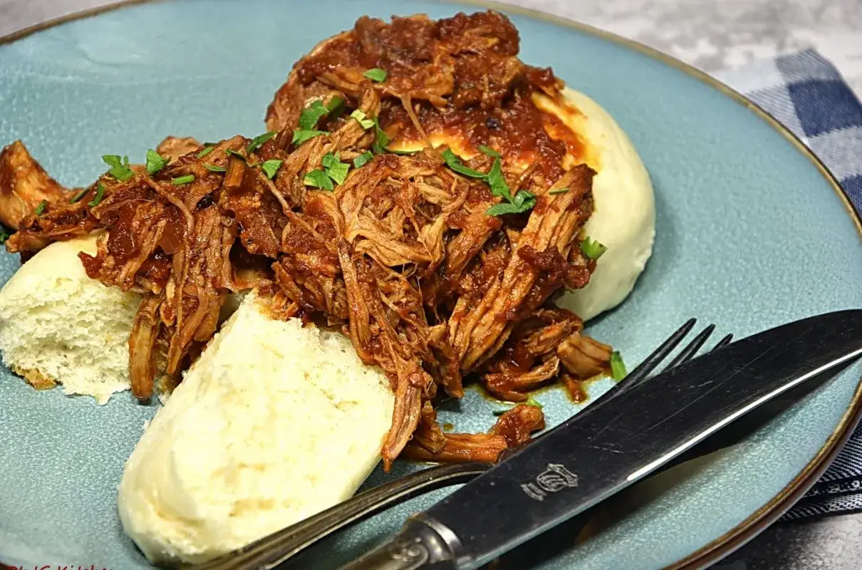 Pulled pork z piekarnika: Jak zrobić idealnie soczyste?