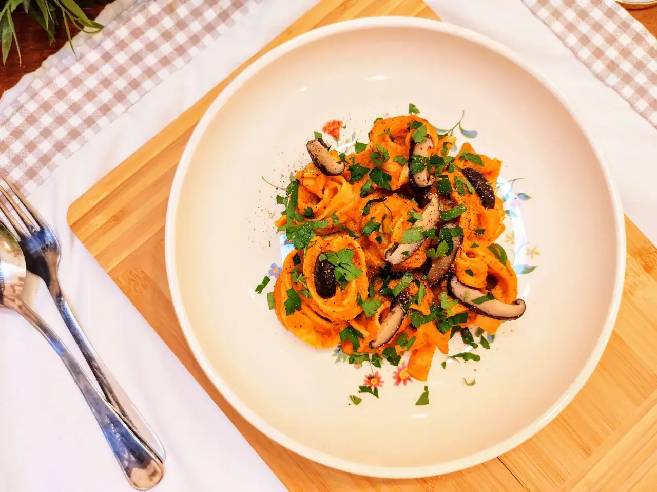 Ugotowany makaron: 20+ pomysłów na pyszne dania i zero waste