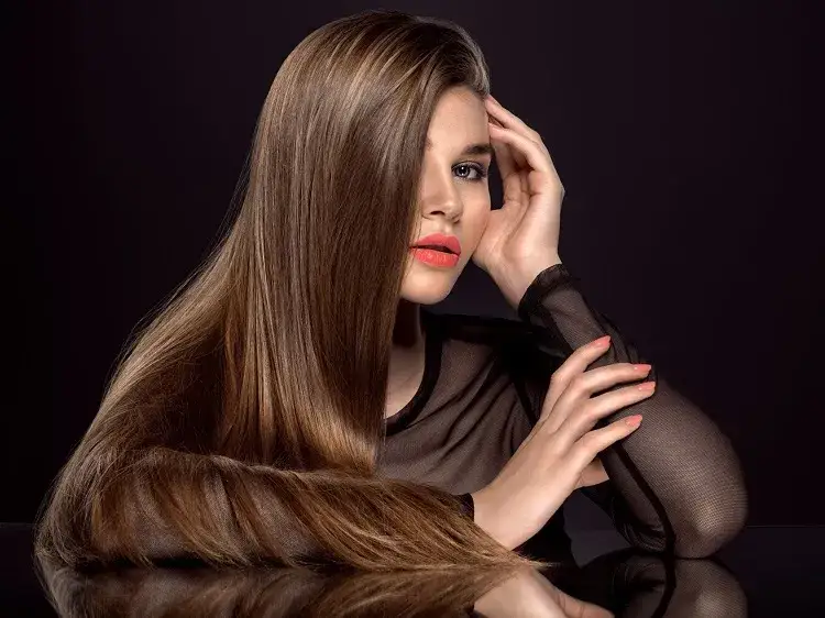 Szampon wygładzający: Jak zapanować nad puszącymi się włosami?