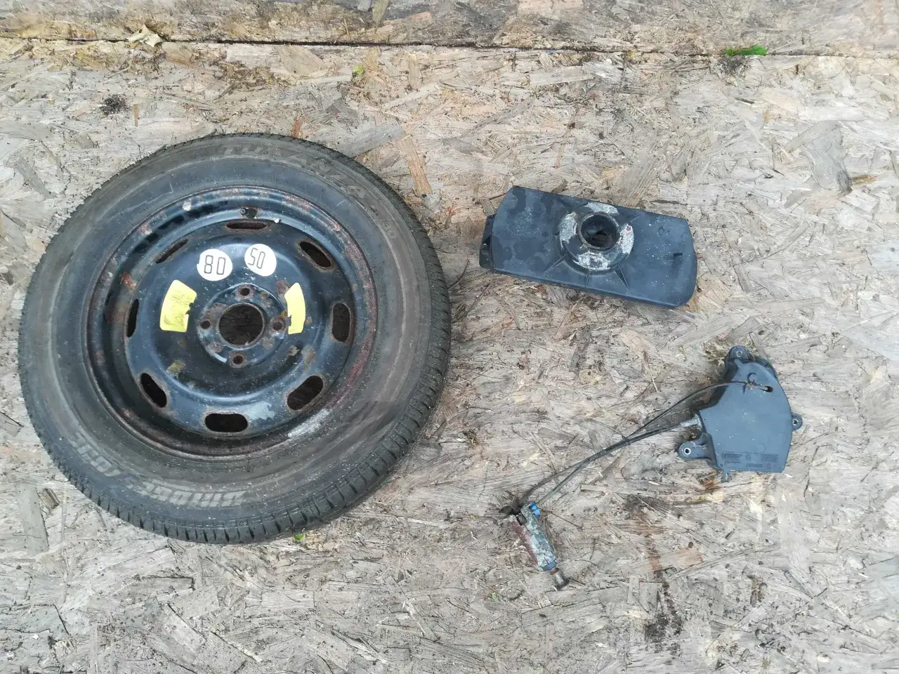 Koło zapasowe Peugeot 307 SW, mechanizm podnośnika i osłona. Dowiedz się, jak wyjąć koło zapasowe.