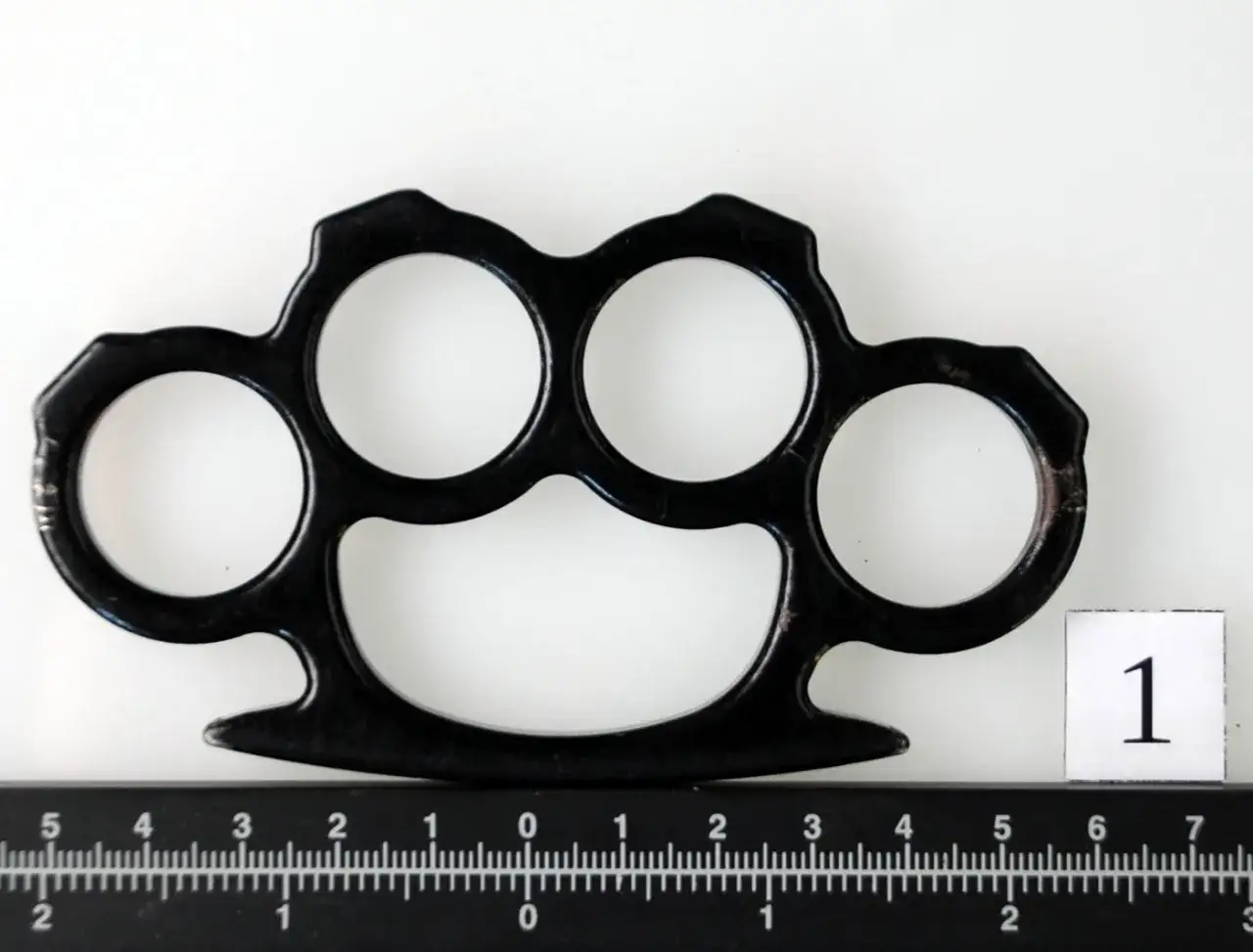 Czy na kastet trzeba mieć pozwolenie? Sprawdź, co grozi za brak zezwolenia