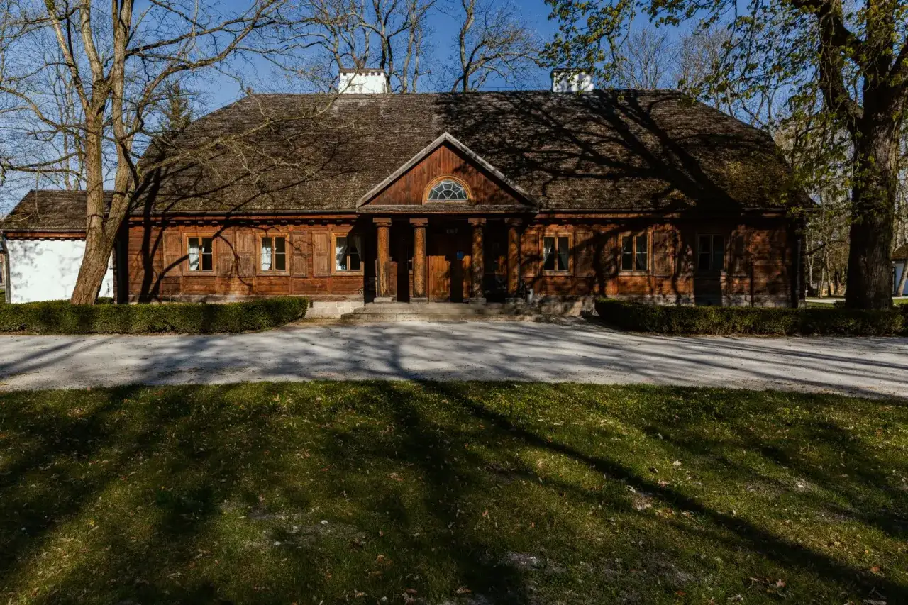 Modrzewiowy Dworek Mirzec: Odkryj perłę Świętokrzyskiego!