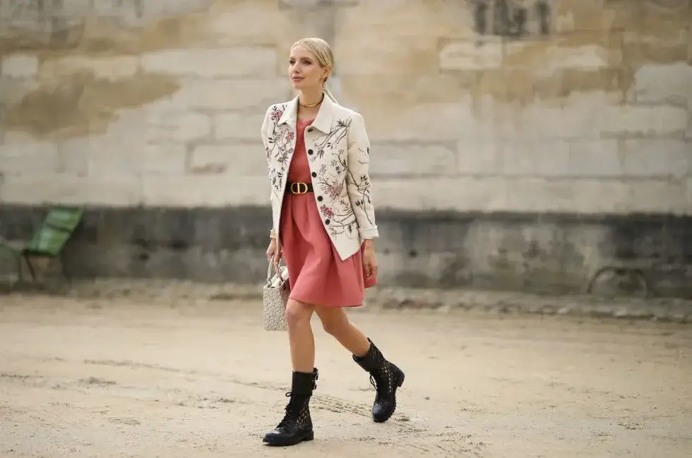 Botki i sukienka: Jak stworzyć modne stylizacje bez błędów?