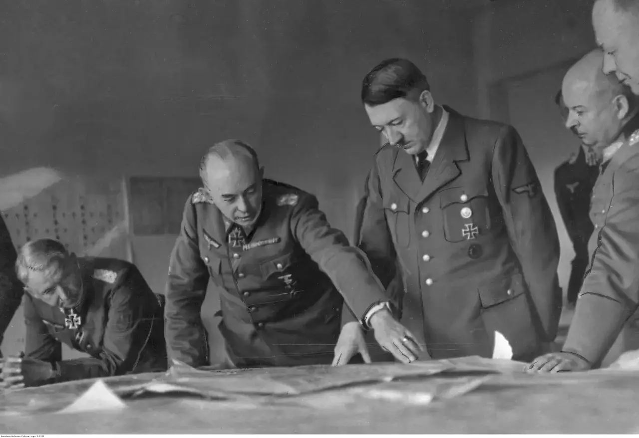 Adolf Hitler i inni oficerowie analizują mapy.