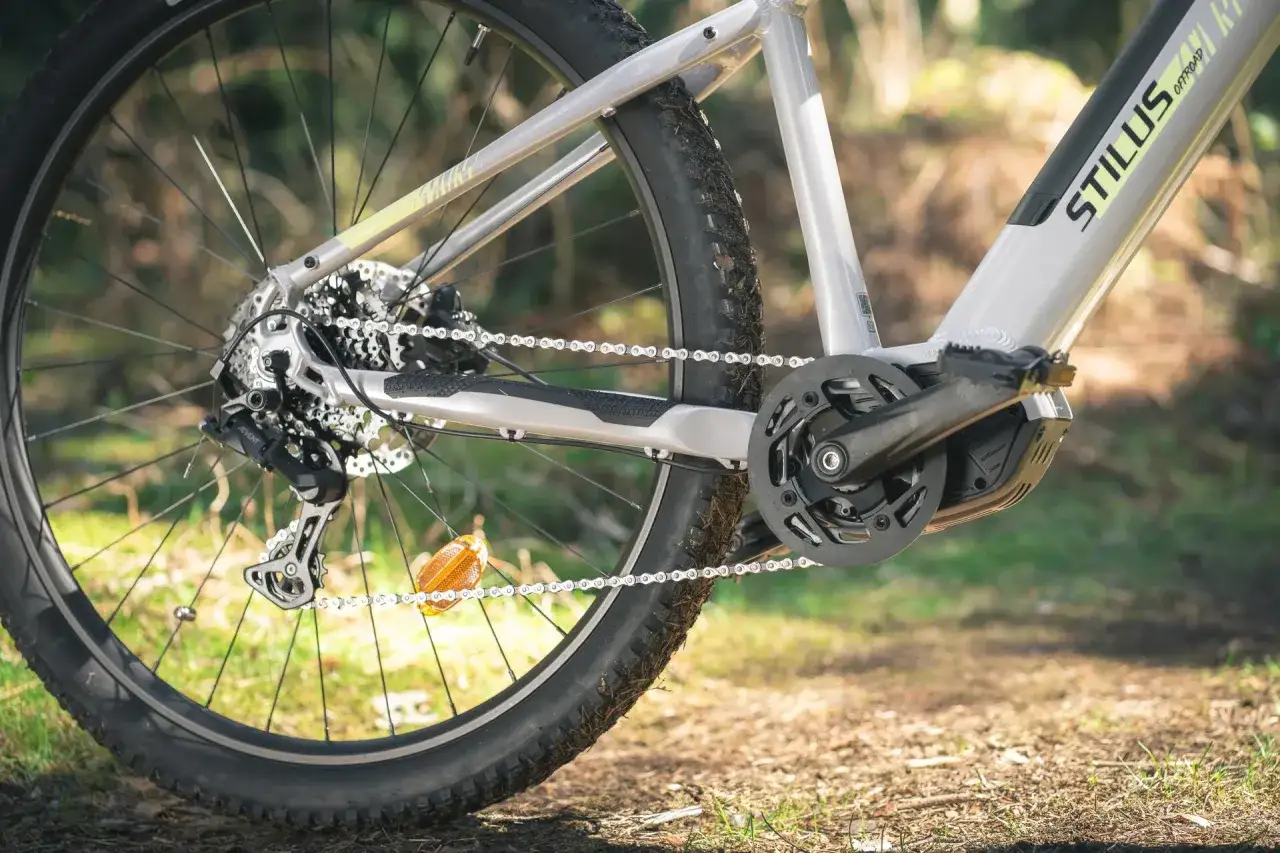 Tylna przerzutka z łańcuchem i zębatkami, element napędu roweru. Widoczny sprzęgło w przerzutce.