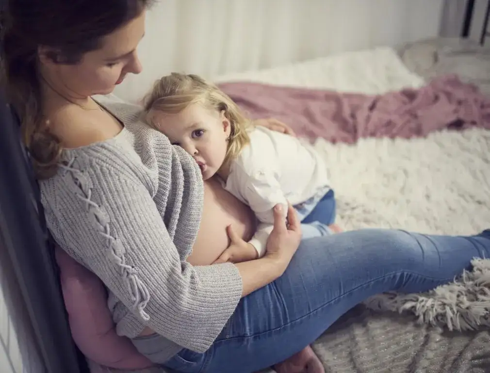 Ciąża podczas karmienia piersią: nieoczekiwane objawy, które cię zaskoczą