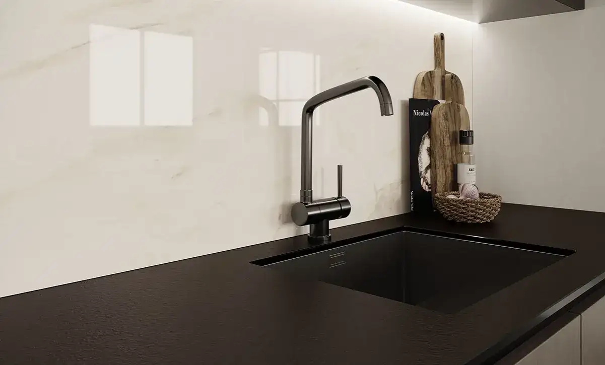 Jakie płytki do białej kuchni z czarnym blatem - idealne połączenia