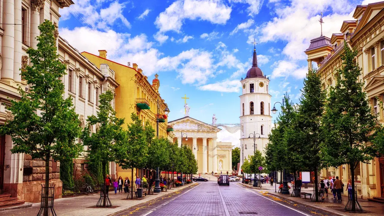 Tanie wycieczki do Wilna: jak zaoszczędzić na urlopie w stolicy Litwy