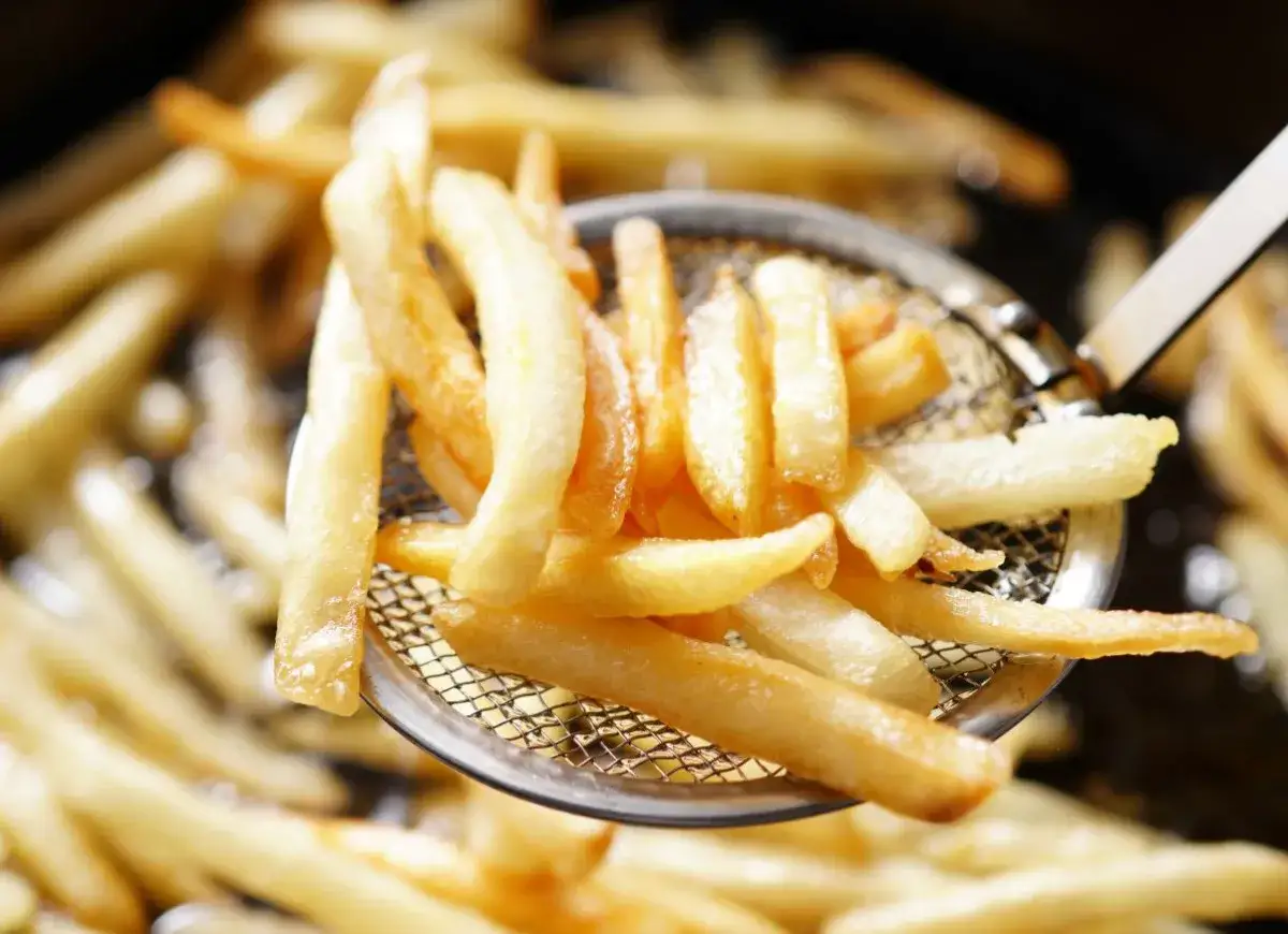 Domowe frytki: jak osiągnąć chrupkość jak z frytkarni?