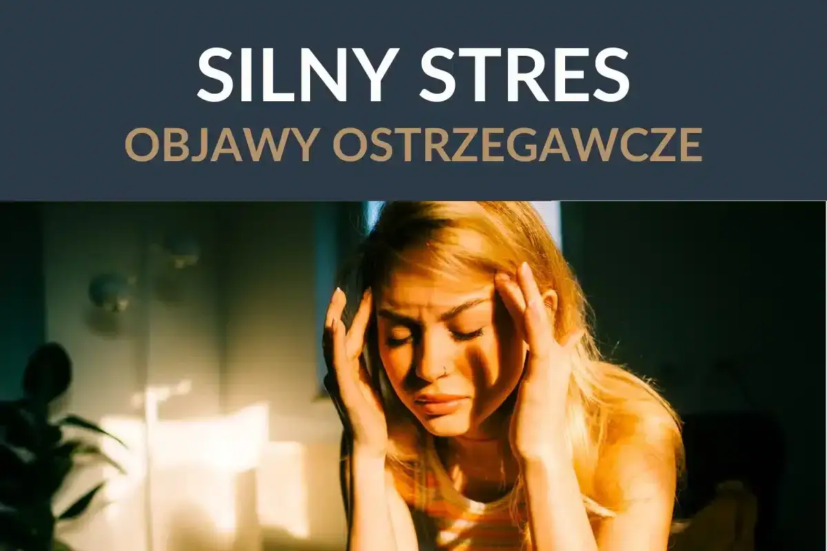 Kobieta z dłońmi na skroniach, wyrażająca silny stres. Objawy przewlekłego stresu mogą być widoczne na twarzy.