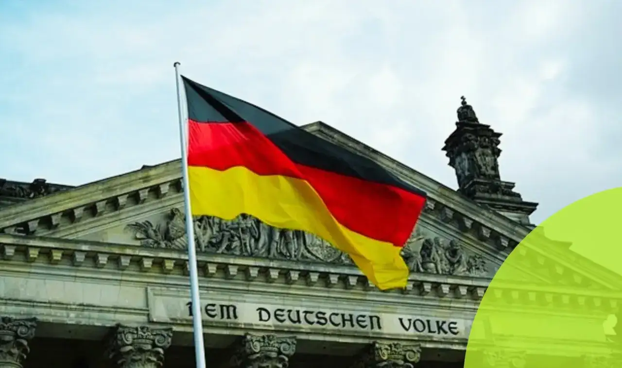 Flaga Niemiec przed Reichstagiem. Zastanawiasz się, ile zarabia monter rusztowań w Niemczech?