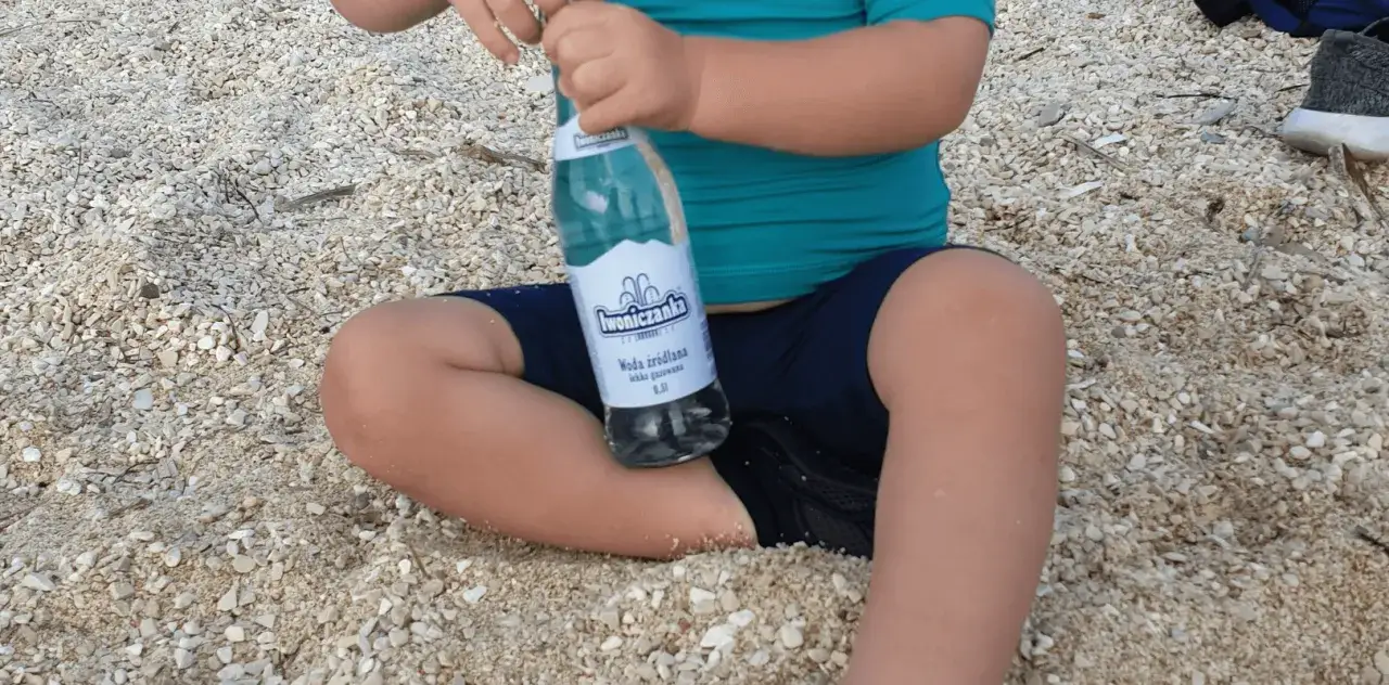 Woda dla niemowlaka: Od kiedy, jaką i jak podawać bezpiecznie?