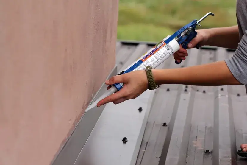 Ile twardnieje silikon? Poznaj czynniki wpływające na czas utwardzania