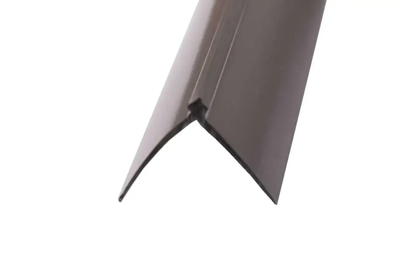 Brązowy narożnik do tapet, idealny do wykończenia rogów ścian.