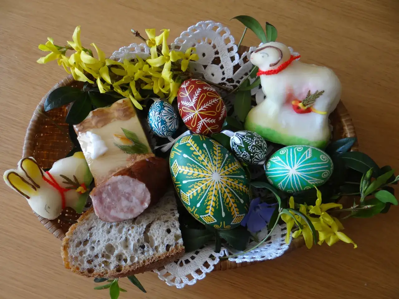 Co wkładamy do koszyczka wielkanocnego w przedszkolu? Magiczne inspiracje dla rodziców