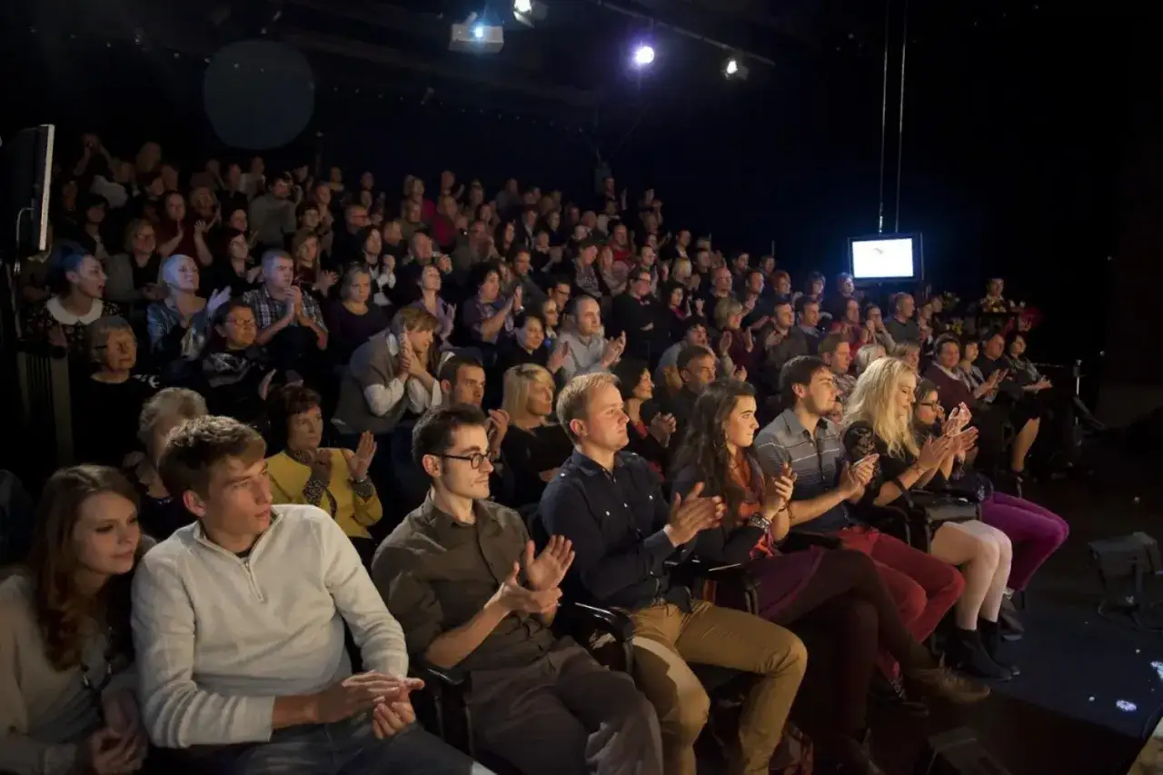 Czego nie wolno robić w teatrze, aby nie przeszkadzać innym widzom