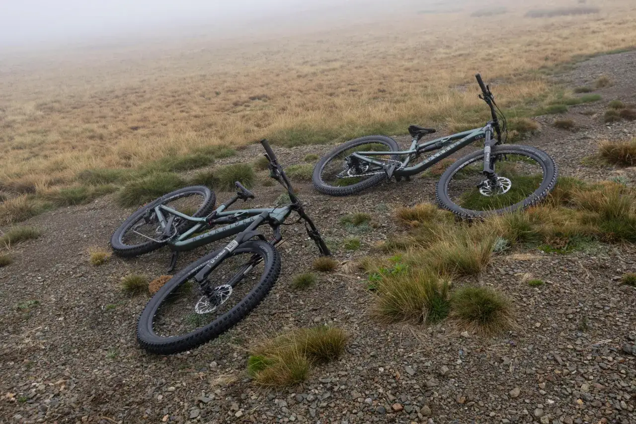 Dwa rowery leżą na kamienistym zboczu. Jeden z nich leży na boku, drugi jest przewrócony. Wywrotka na rowerze w mglisty dzień.