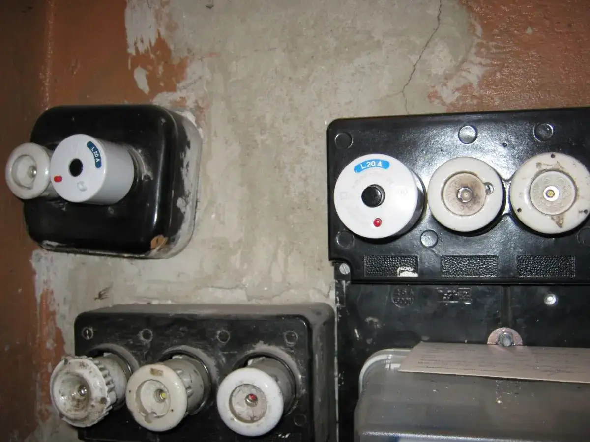 Jak włączyć bezpiecznik automatyczny i uniknąć problemów z prądem