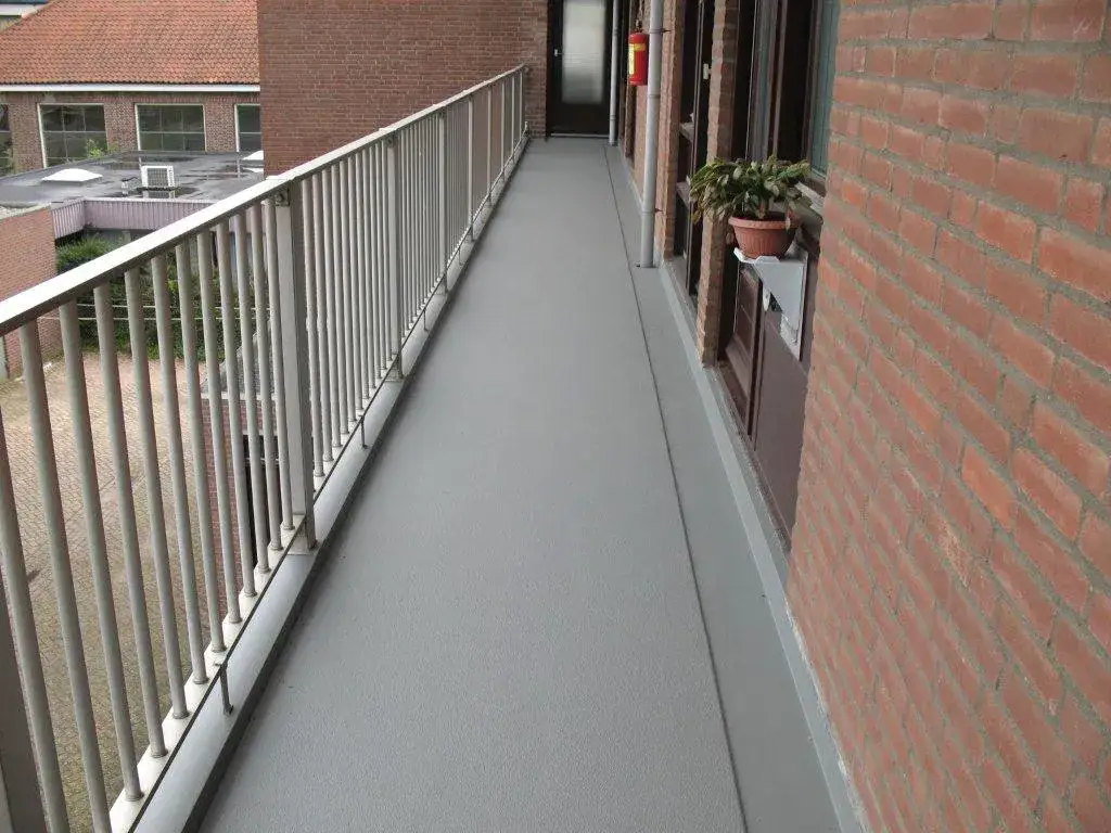 Czym pomalować balkon? Najlepsze farby, które przetrwają warunki atmosferyczne