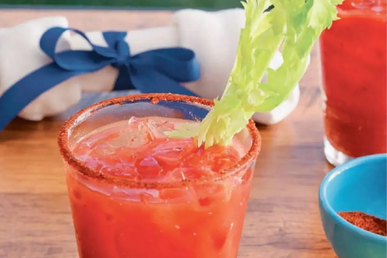 Idealna Krwawa Mary: przepis, triki i wariacje. Zaskocz smakiem!