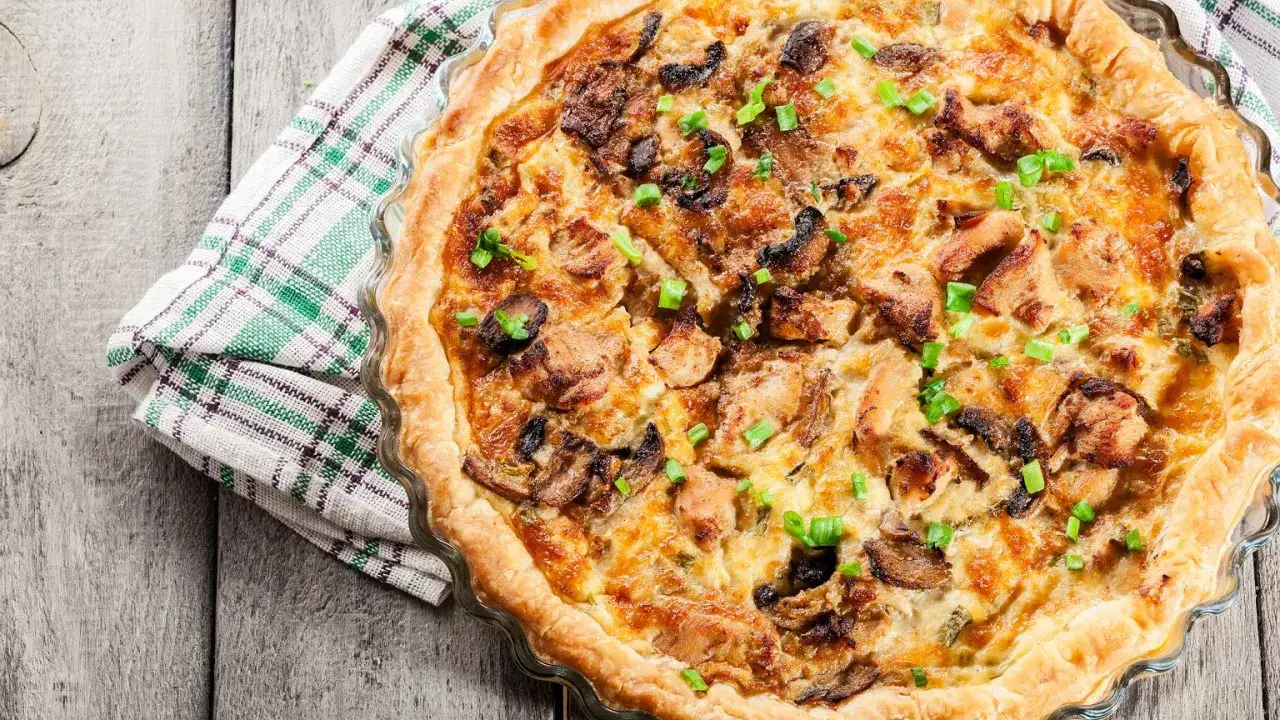 Pyszny quiche z kurczakiem i grzybami na cieście francuskim to świetny pomysł, co zrobić na obiad.