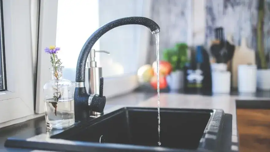 Realne koszty montażu baterii zlewozmywakowej i ukryte opłaty w 2025