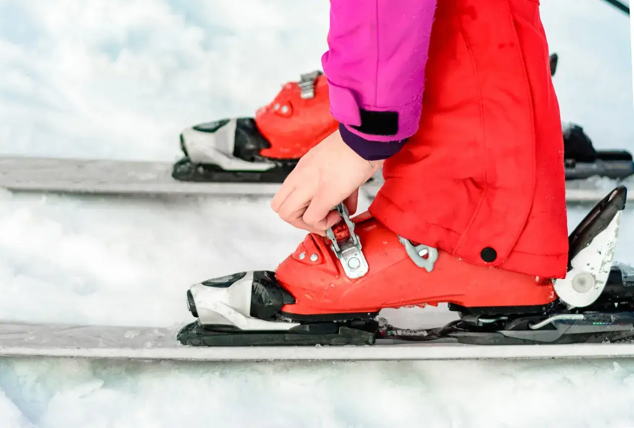 Bezpieczne wiązania narciarskie: Ustaw DIN sam czy idź do serwisu?