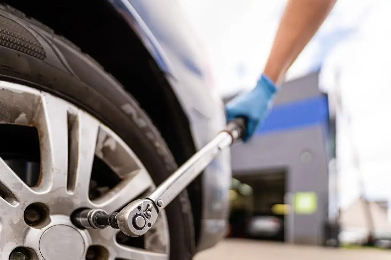 Czy jest obowiązek zmiany opon na letnie? Prawda o przepisach i bezpieczeństwie