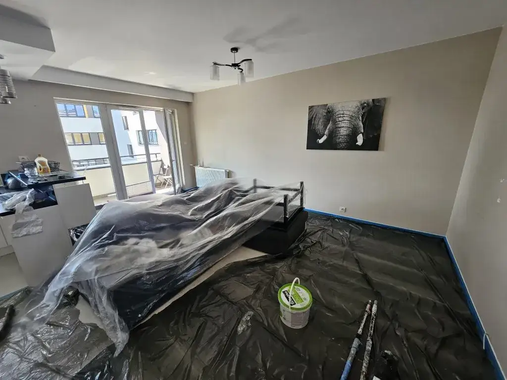 Jak malować ściany z paskiem czy bez: porady, które zmienią Twoje wnętrze