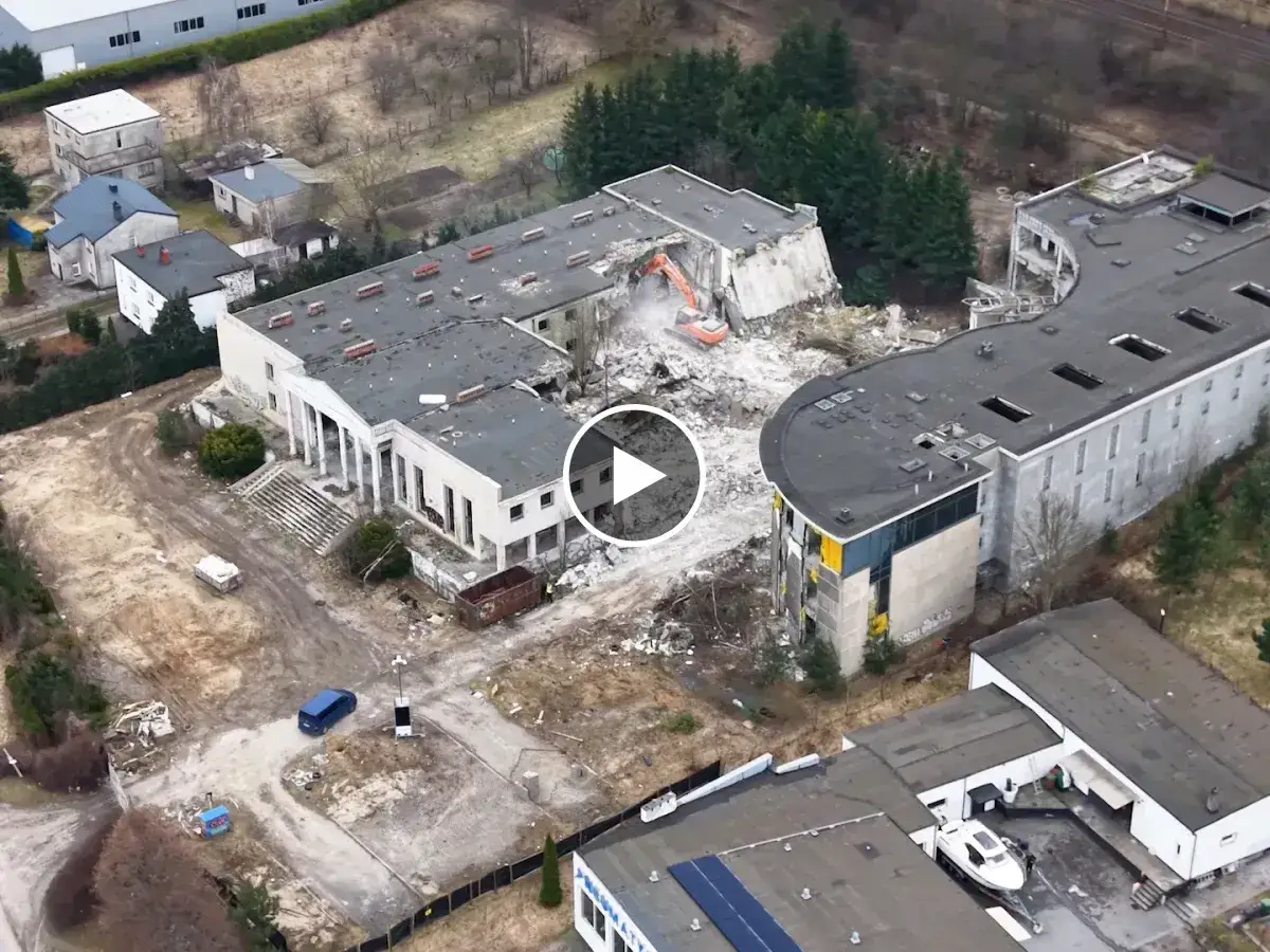 Ruiny hotelu Murat w Redzie, gdzie trwa rozbiórka. Maszyna budowlana niszczy budynek, odpowiadając na pytanie, dlaczego upadł hotel Murat w Redzie.