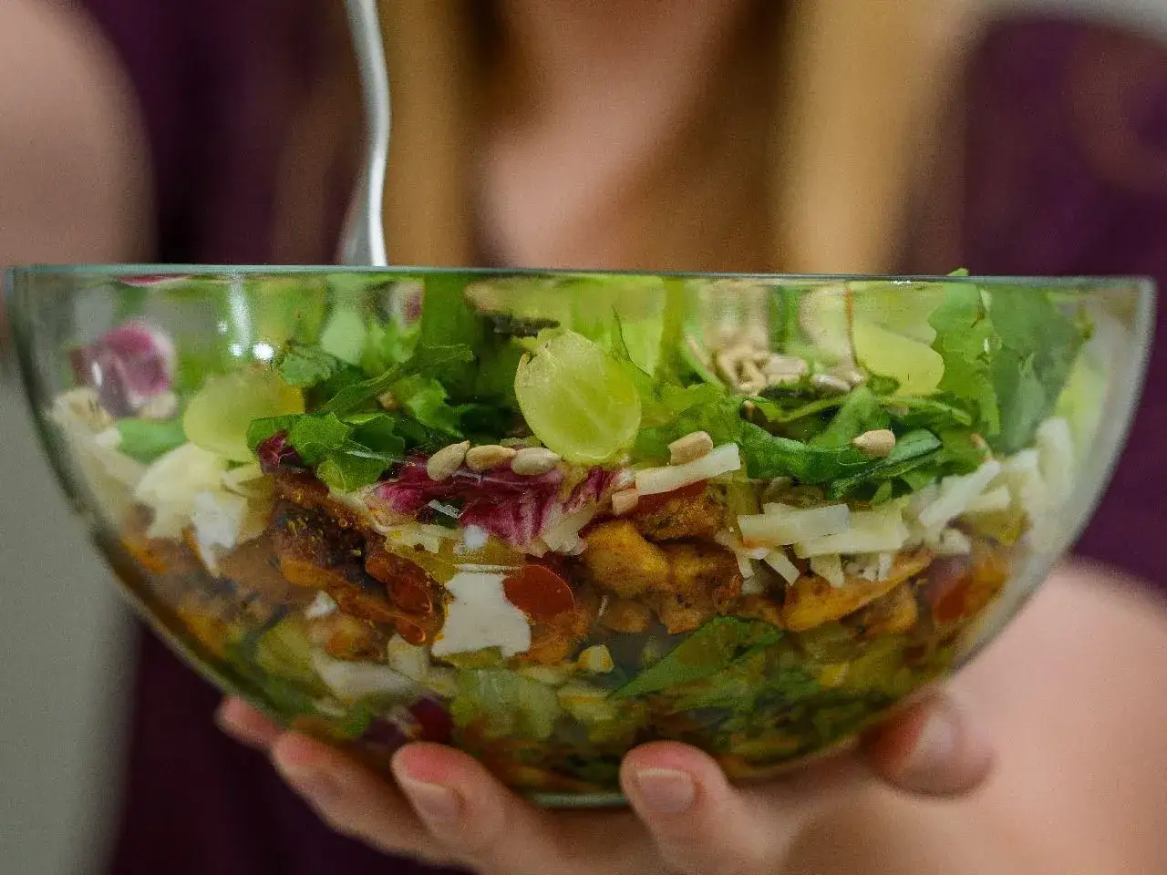 Sałatka gyros: warstwowy przepis, który zawsze się udaje