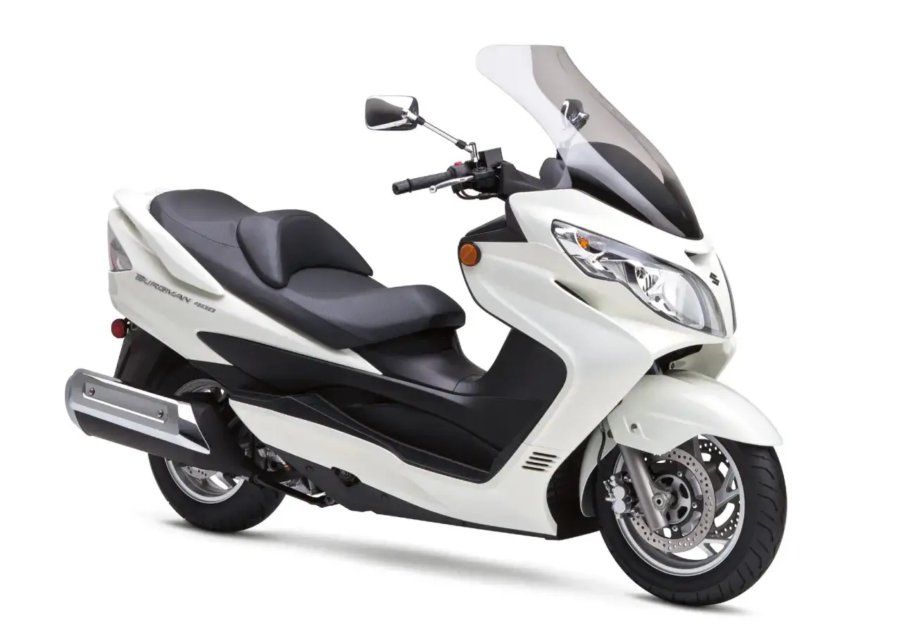 Biały Suzuki Burgman 400, skuter miejski. Rozważając suzuki burgman 400 wady i zalety, warto zwrócić uwagę na jego komfort i praktyczność.