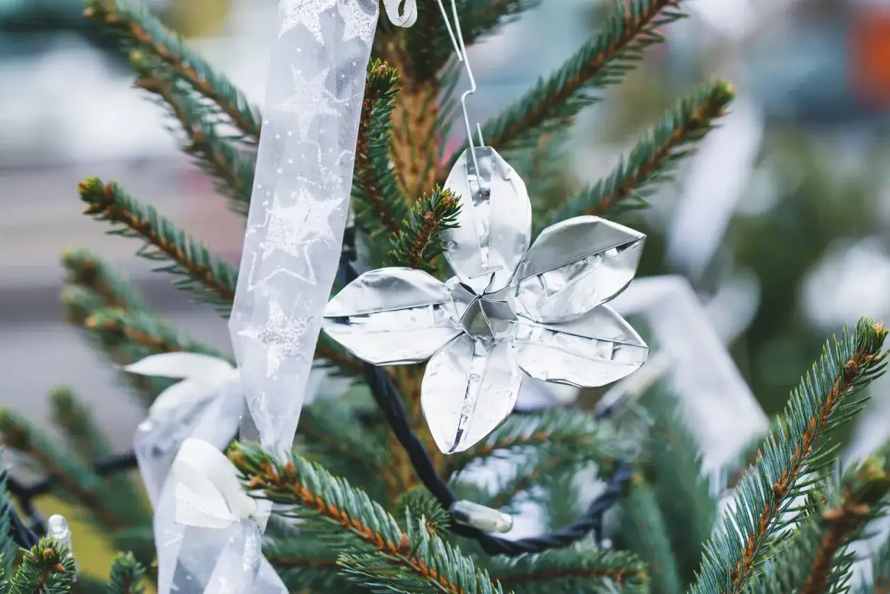 Kreatywne pomysły na choinkę z recyklingu, które zachwycą każdego