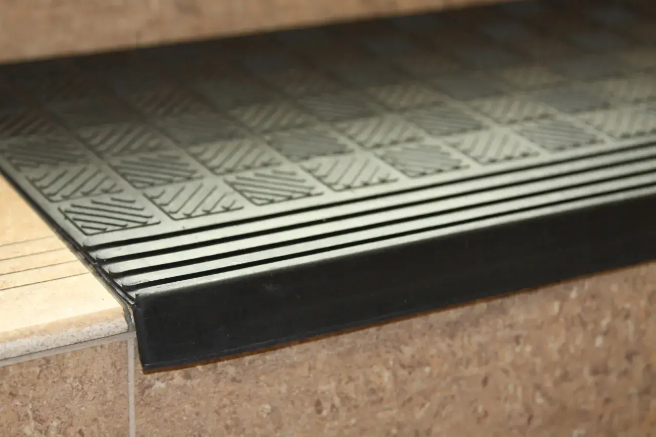 Mocne przyklejenie gumowych nakładek na schody bez błędów i problemów