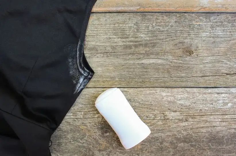 Jak usunąć plamy z dezodorantu w kulce? Skuteczne metody i porady