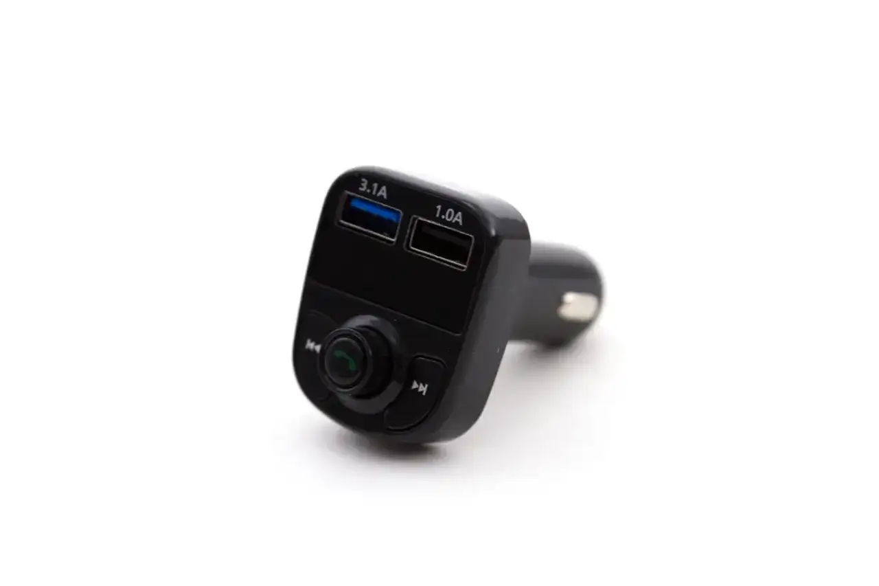 Czarny transmiter FM do samochodu z dwoma portami USB i przyciskami sterowania.