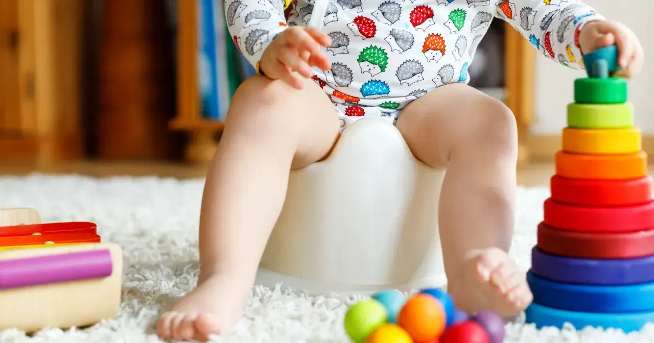 Kiedy dziecko zaczyna korzystać z nocnika? Nie wiek, a sygnały!