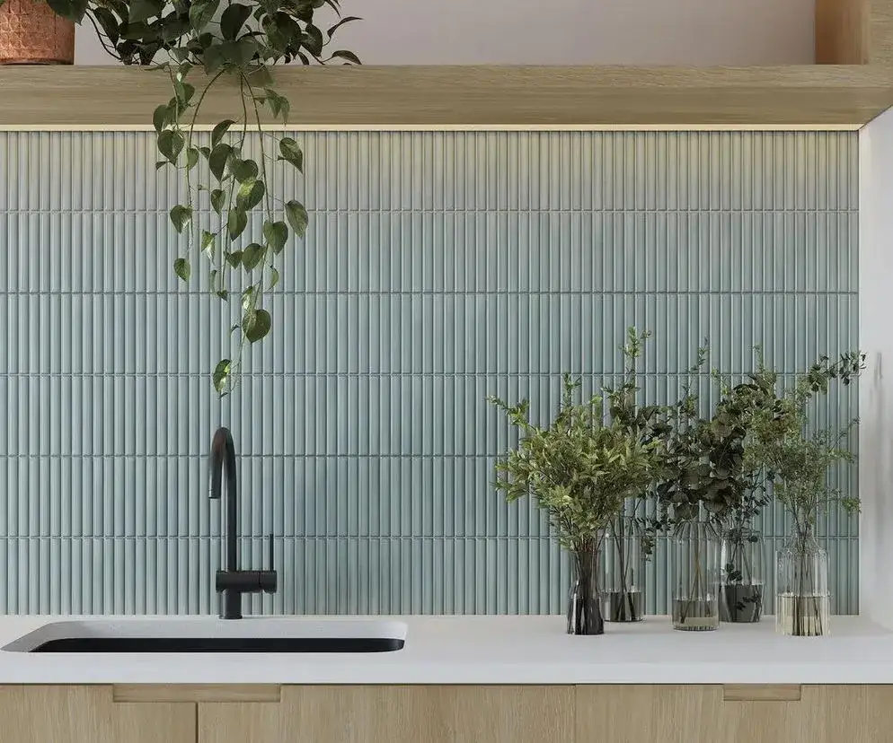 Co na ścianę w kuchni? Praktyczne i stylowe alternatywy