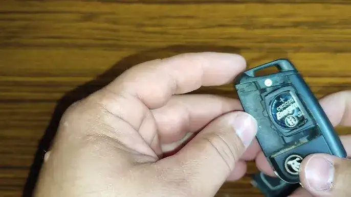 Jak bezpiecznie wymienić baterię w kluczyku Skody Superb - Kompletna instrukcja