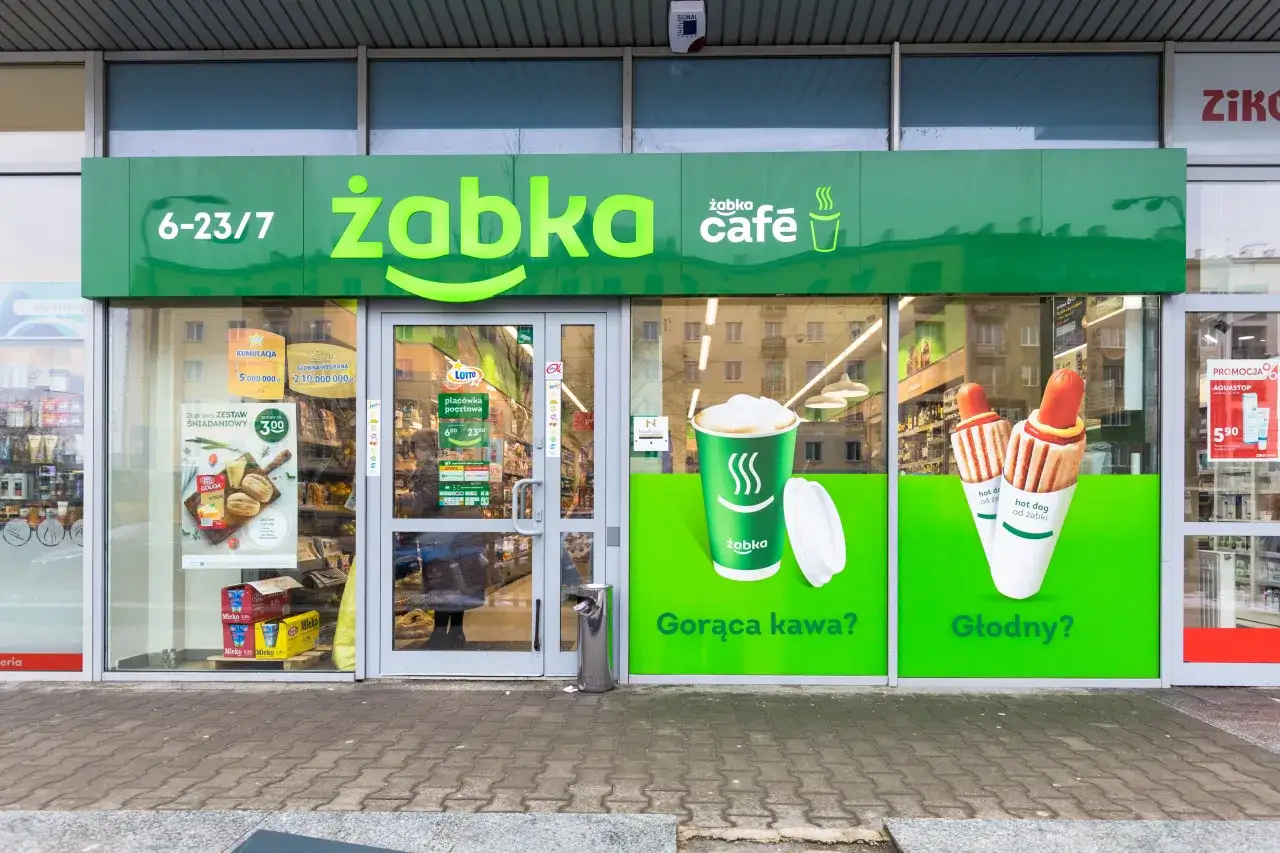 Sklep Żabka, czynny 6-23/7, oferuje gorącą kawę i hot dogi. Ile płaci Żabka za lokal? Tego nie wiemy, ale na pewno warto zajrzeć!