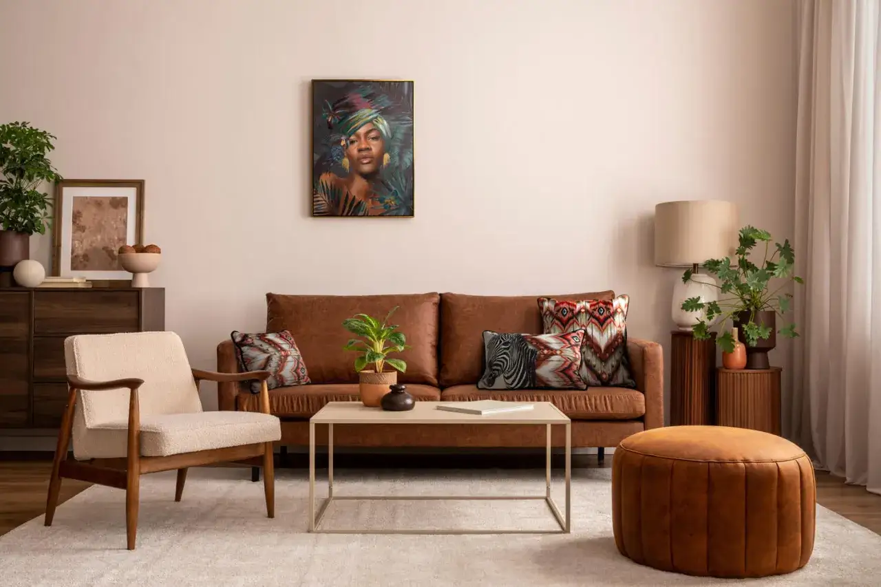 Jakie poduszki do brązowej kanapy wybrać, aby odmienić wnętrze?