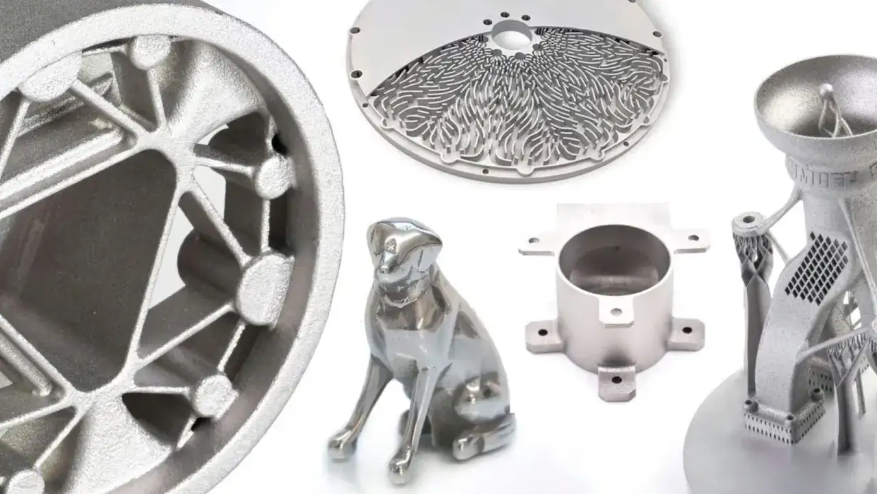 Metalowe wydruki 3D: koło, pies, okrągły element z ażurowym wzorem i części mechaniczne.