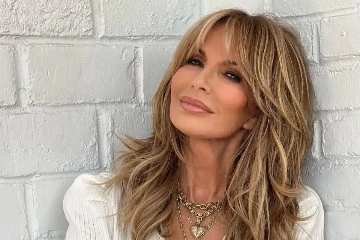 Elegancka kobieta po 60. z blond włosami w odcieniu miodu, z pasemkami. Idealny kolor włosów dla pań po 60.