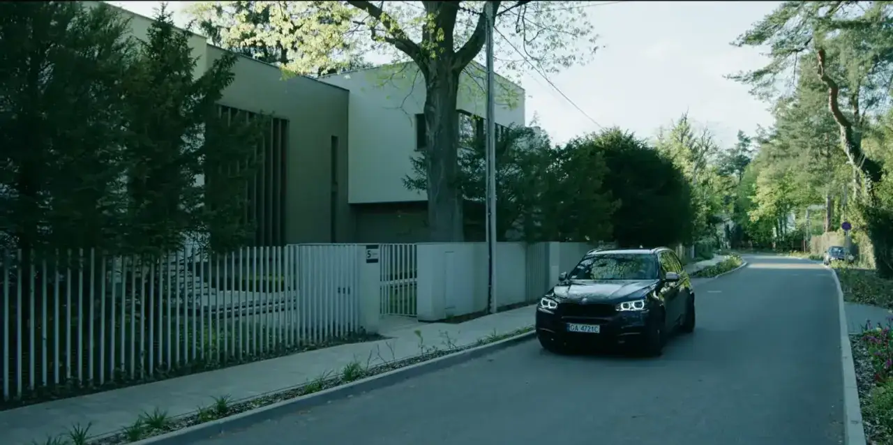 Czarny SUV podjeżdża pod nowoczesną willę. To właśnie tutaj gdzie kręcili, sprawa się rypła.