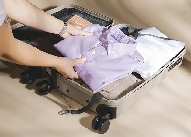 Jak złożyć koszulę do walizki, by uniknąć zagnieceń i zaoszczędzić miejsce